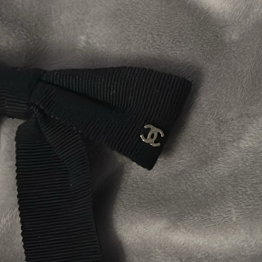 CHANEL Logo Hairbow - Picture 2 of 4
